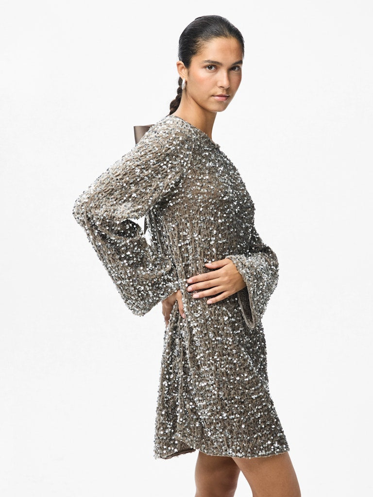 PCKAM LS DEEP BACK BOW DRESS JRS NOOS BC Paljettimekko