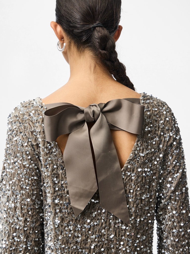 PCKAM LS DEEP BACK BOW DRESS JRS NOOS BC Paljettimekko