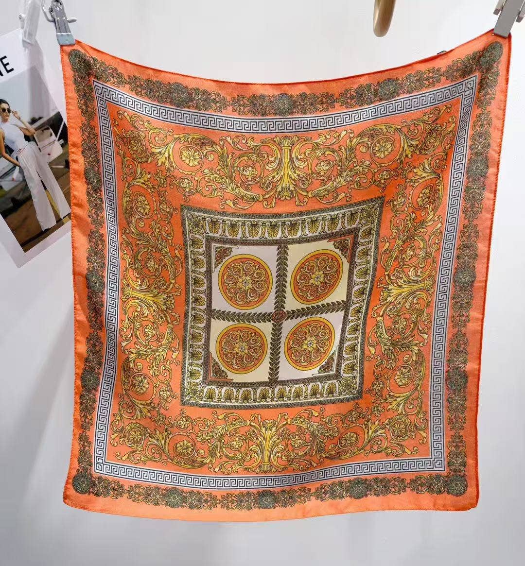 70x70 square scarf, polyester, soft-touch fabric effect, baroque pattern: Off-white