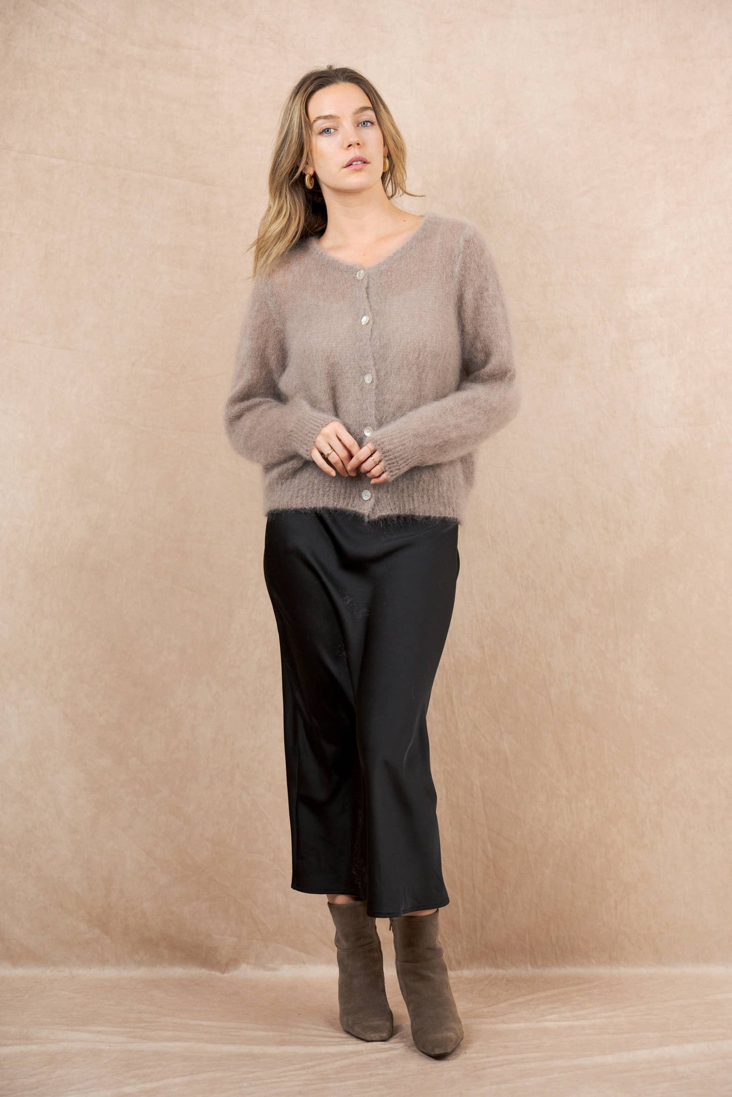 Round neck buttoned cardigan in 80% kid mohair: Beige / One size