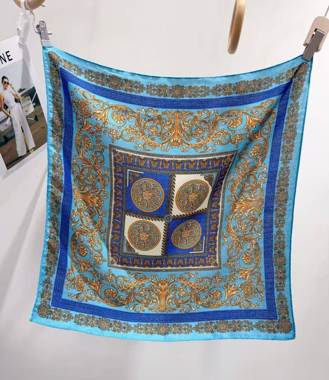 70x70 square scarf, polyester, soft-touch fabric effect, baroque pattern: Off-white