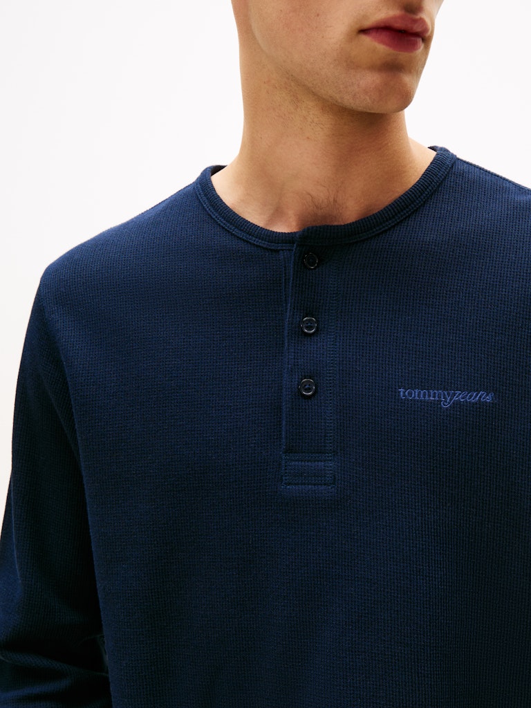 TJM SLIM WAFFLE SCRIPT HENLEY Paita