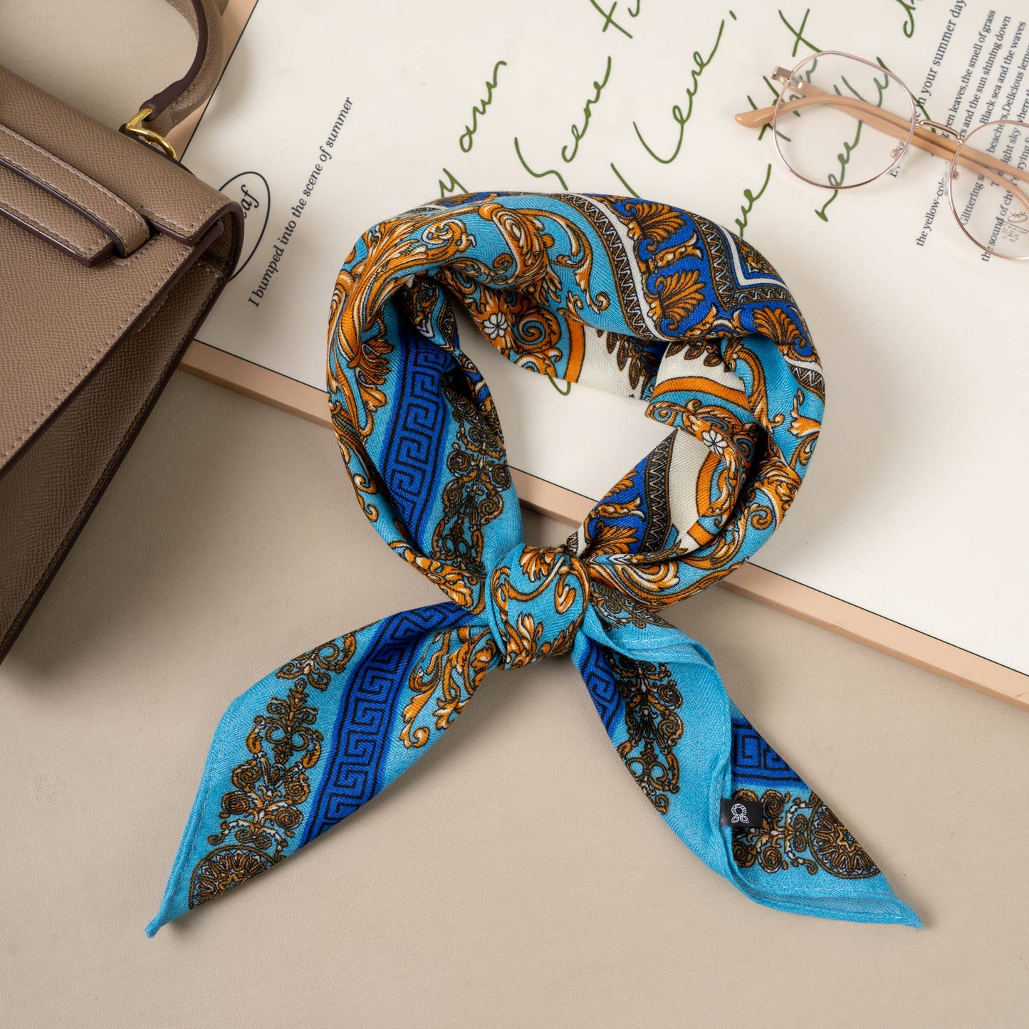 70x70 square scarf, polyester, soft-touch fabric effect, baroque pattern: Off-white
